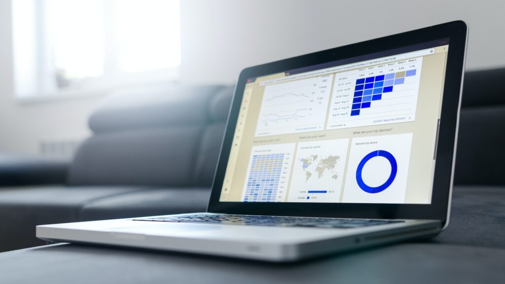 Un ordinateur affichant des graphiques et des diagrammes